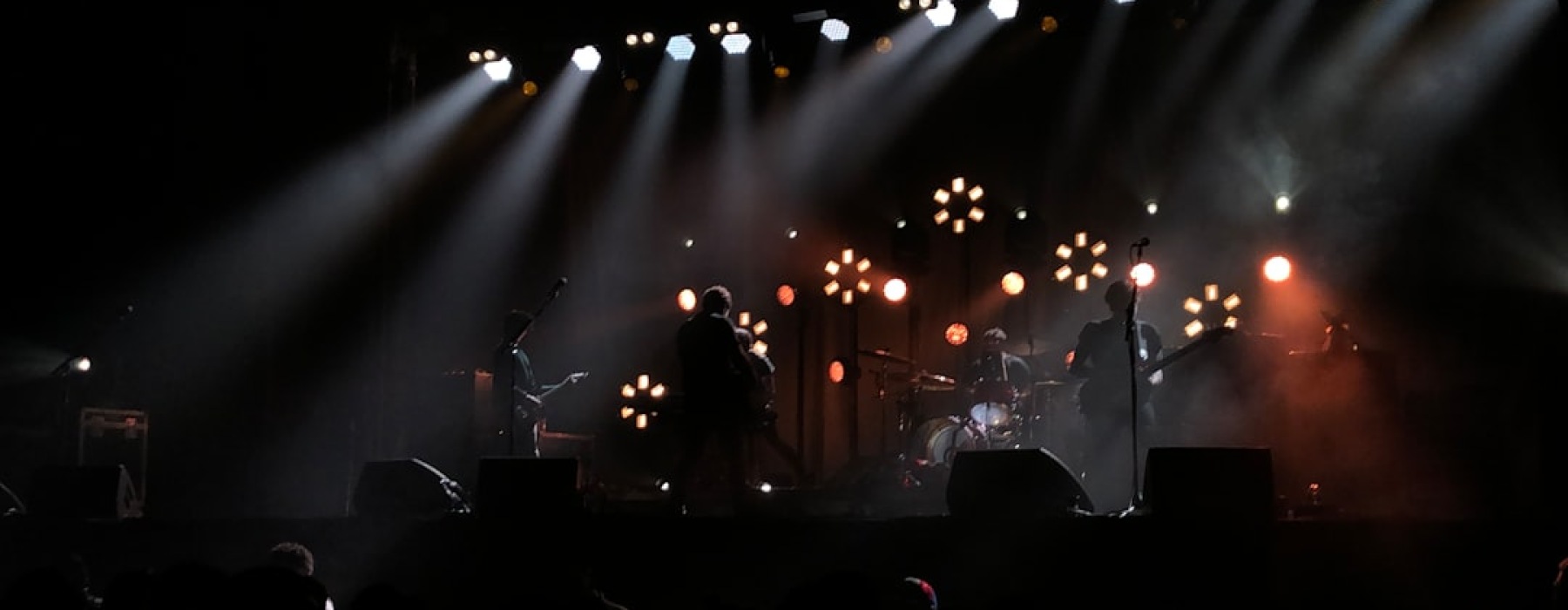 ive music performance in chicago venue at night - live music chicago friday night