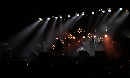 ive music performance in chicago venue at night - live music chicago friday night