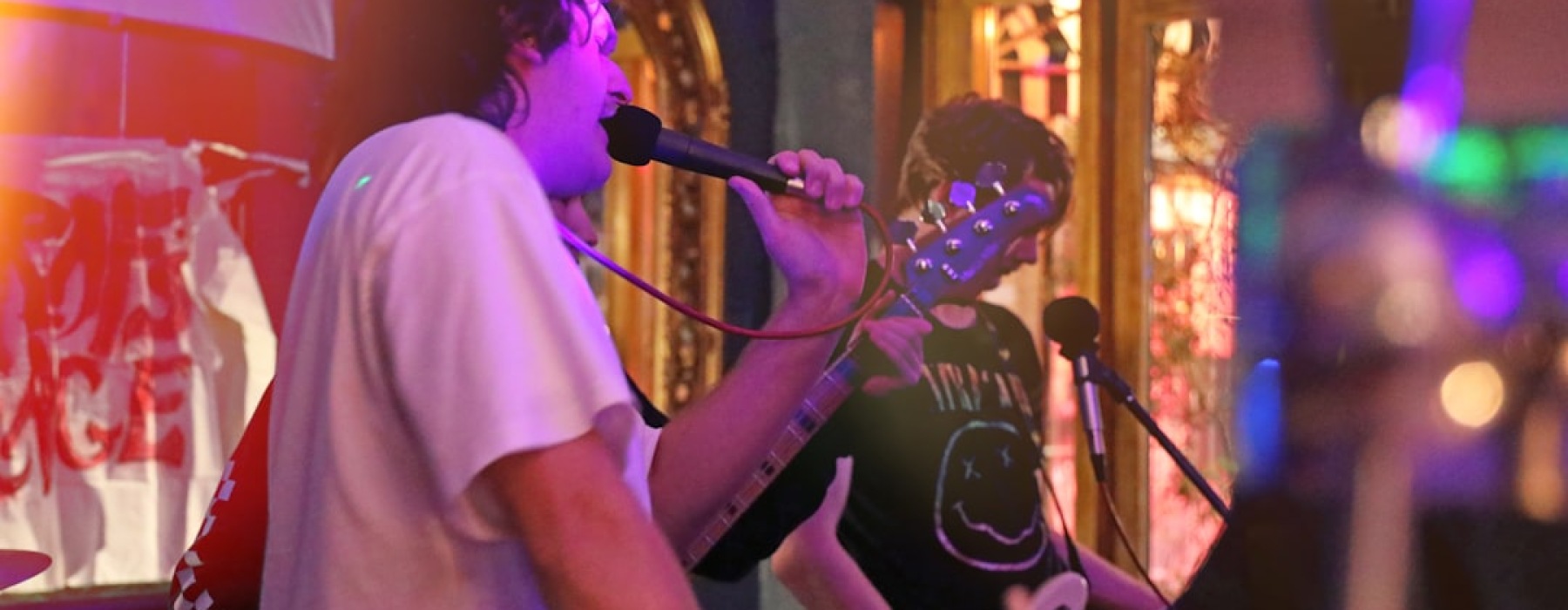live music performance in a Chicago bar - live music bars chicago