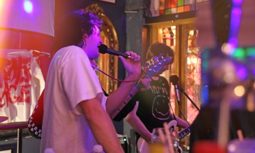 live music performance in a Chicago bar - live music bars chicago