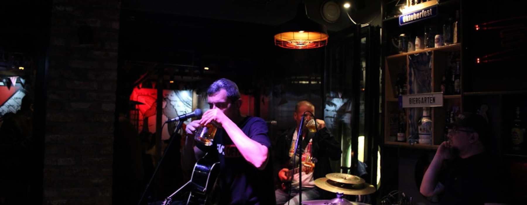 Chicago bar band performing live - chicago bar bands