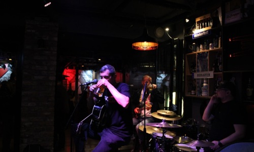 Chicago bar band performing live - chicago bar bands